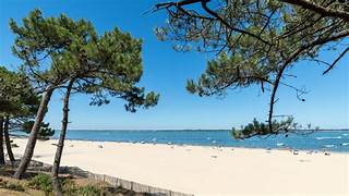 Sur la plage abandonnée…